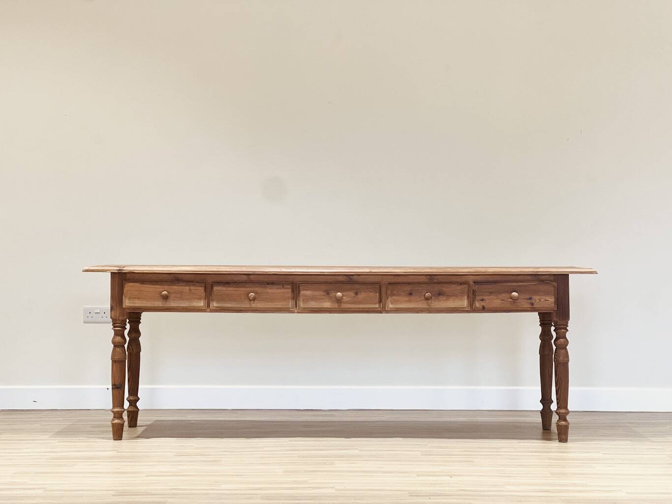 Console victorienne allongée en pin mélis méditerranéen — Fin du XIXe siècle