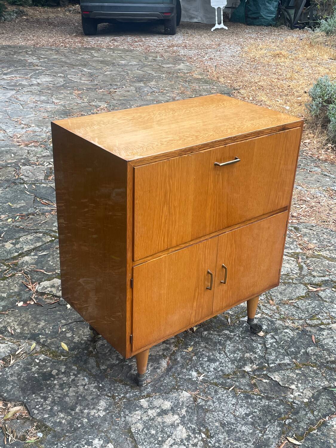 Side table on wheels