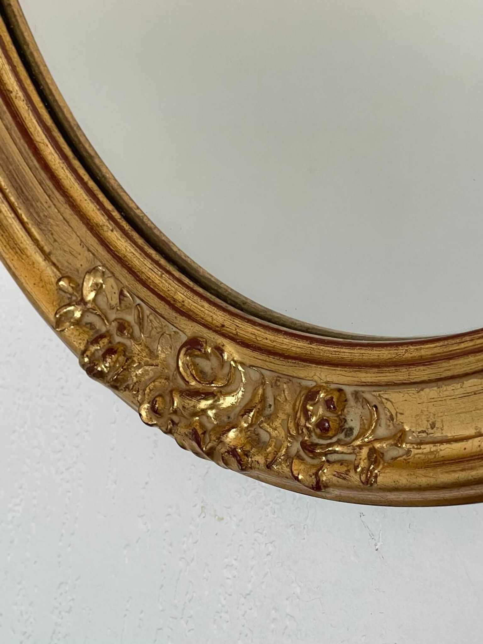 Oval mirror in carved wood