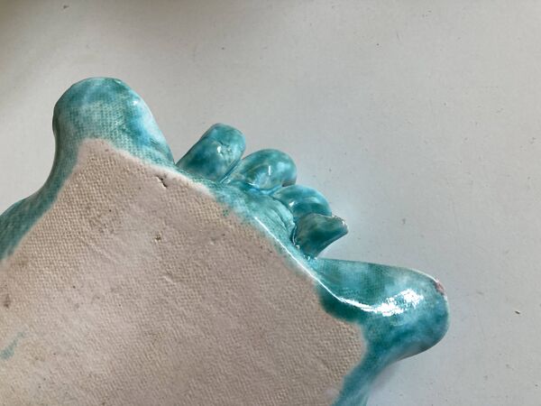 Plat ondulé en terre vernissée turquoise 1960 Provence