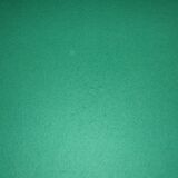 Table de jeu couleur acajou avec tapis en vert