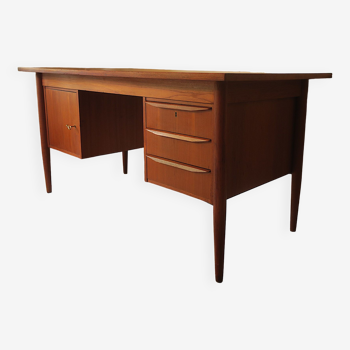 Bureau en teck spacieux danois par Gunnar Nielsen Tibergaard Années 1960