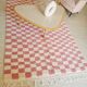 Tapis berbère Béni Ouarain à damiers rose et blanc