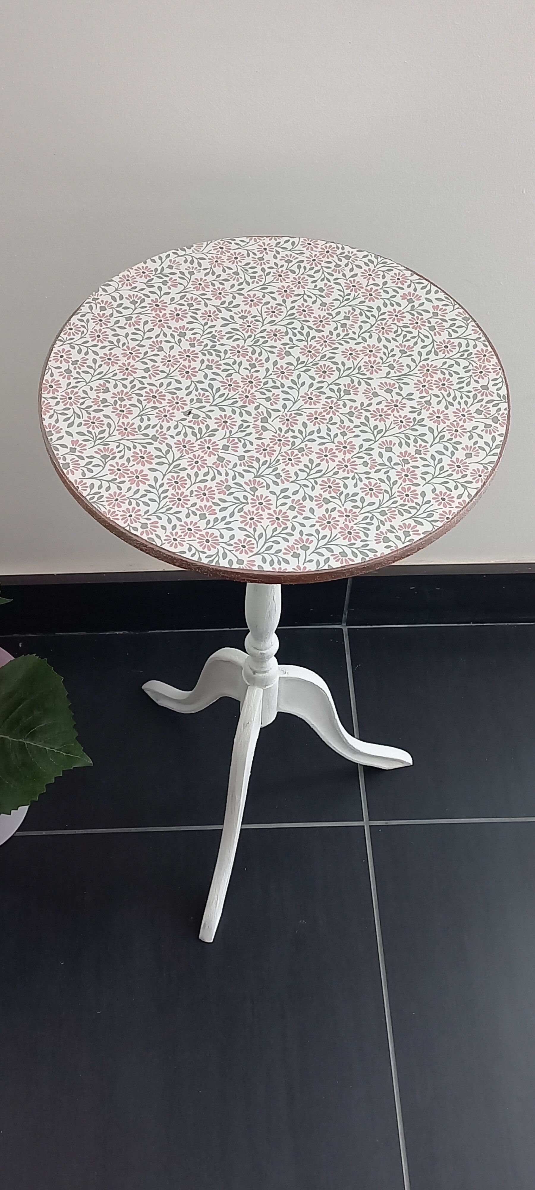 Vintage tripod pedestal table