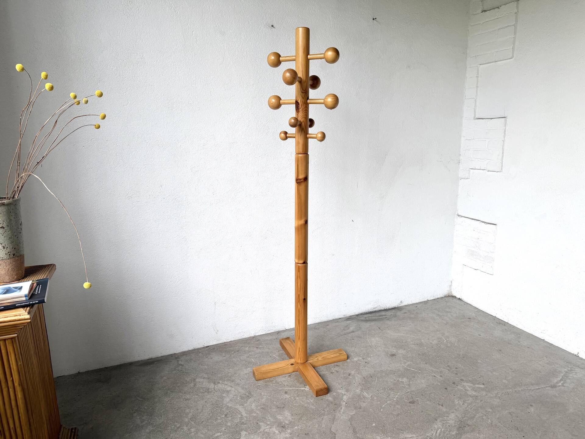 Free-standing coat rack in solid pine, Les Arcs, 1970s