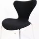 Lot de 4 chaises Seven modèle 3107 originales tapissées en tissu noir par Arne Jacobsen