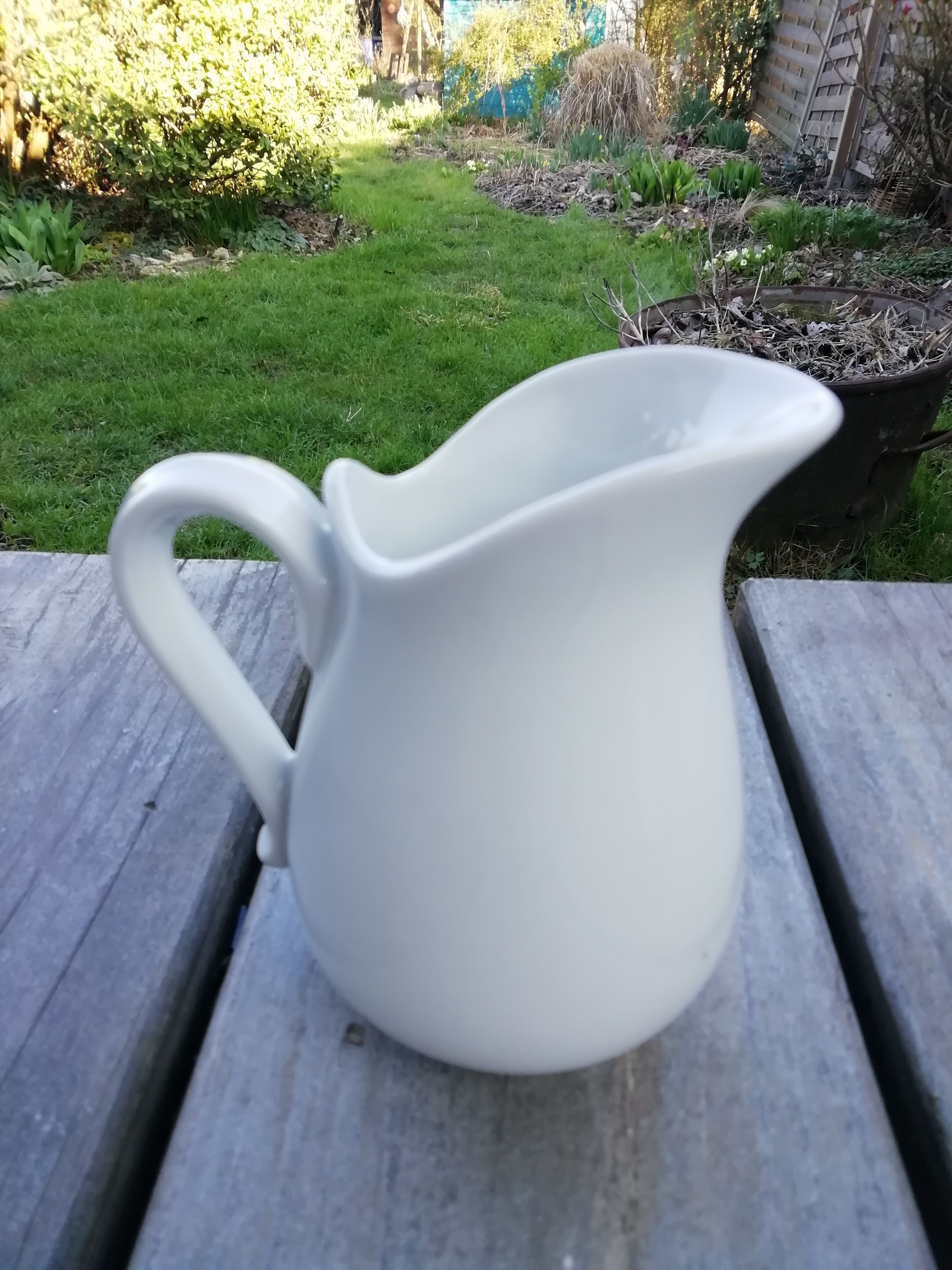 Trio of milk pot in white porcelain