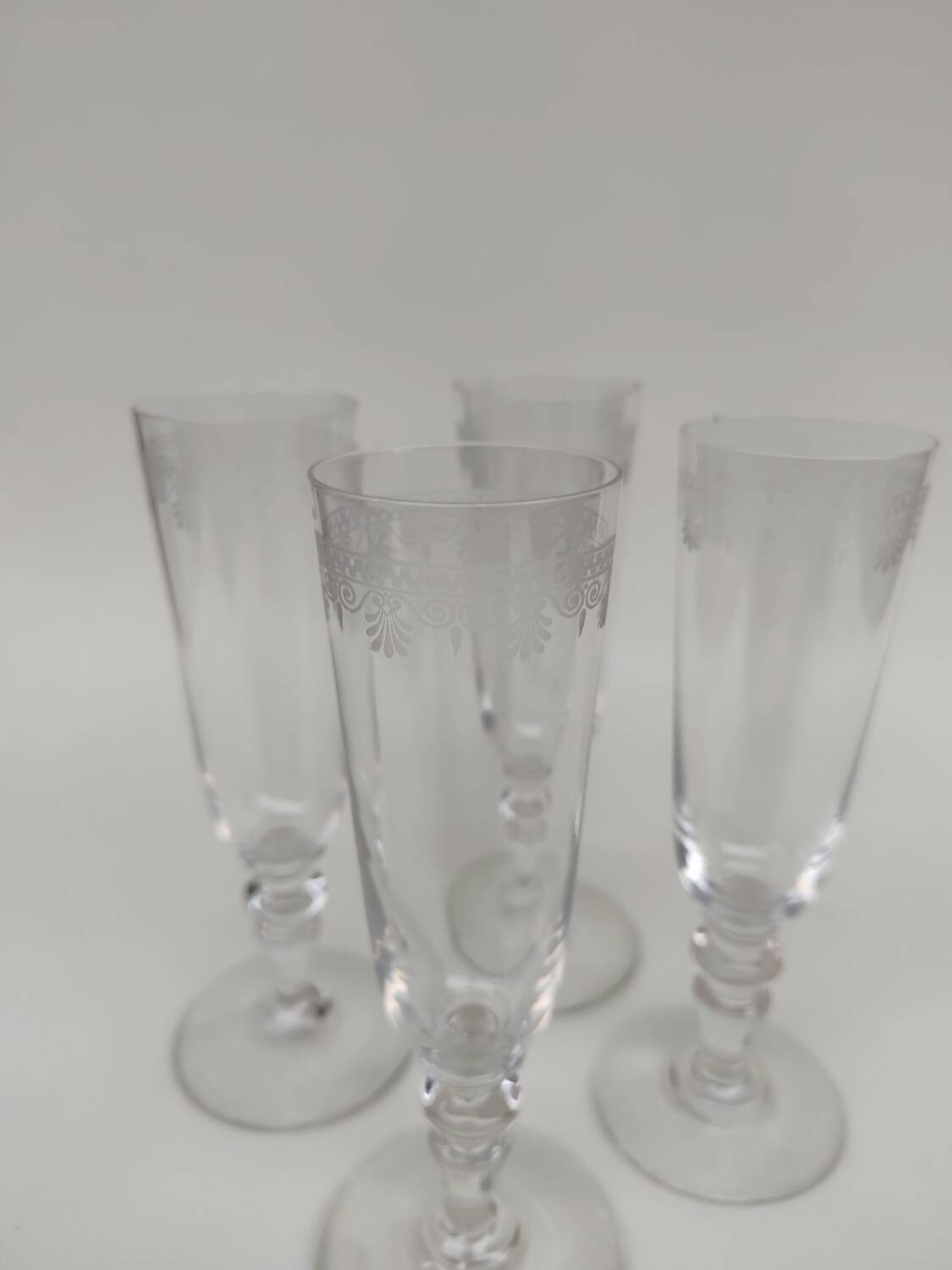 4 flutes à champagne en cristal de baccarat, début du XX ème siècle.