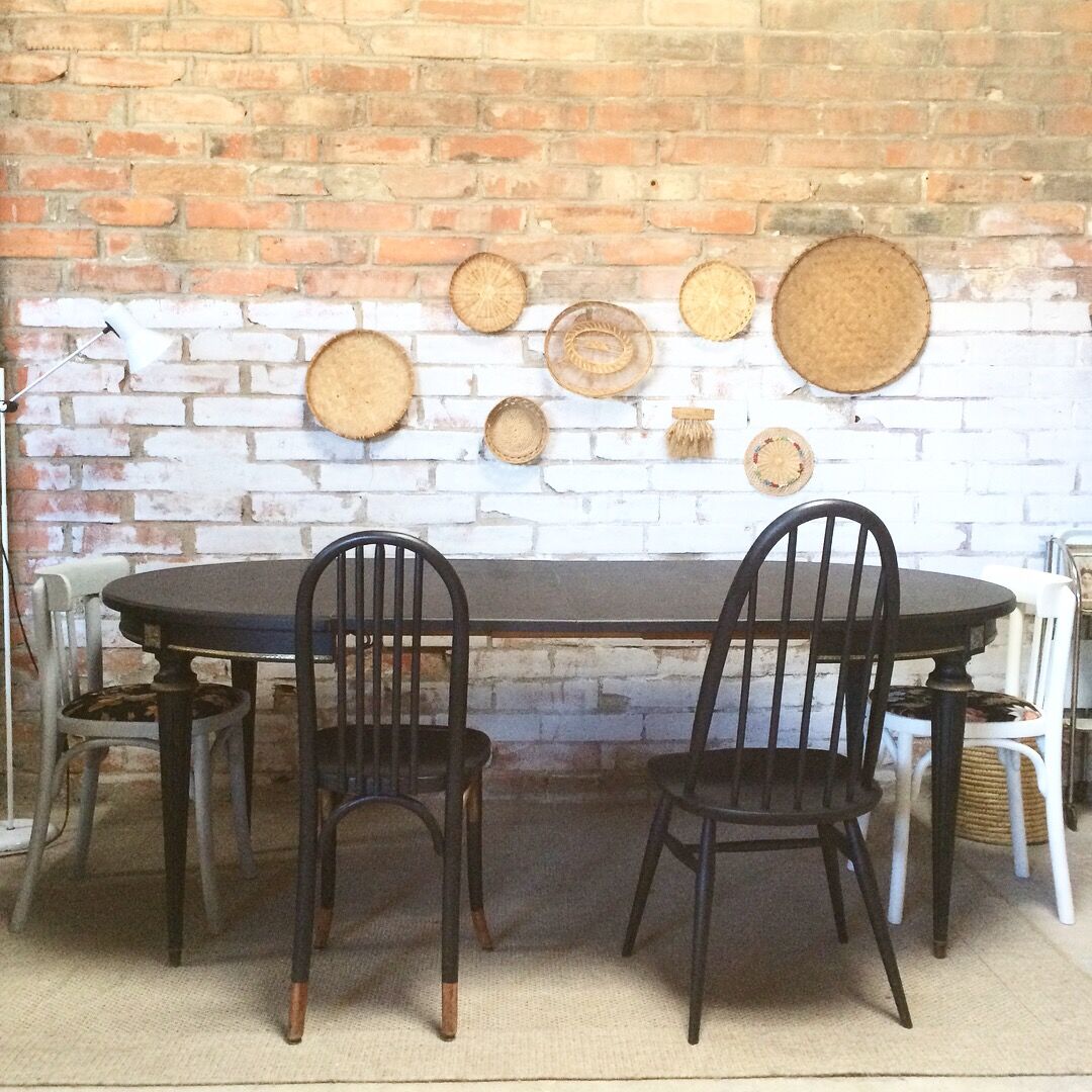 Louis XVI style extendable round table