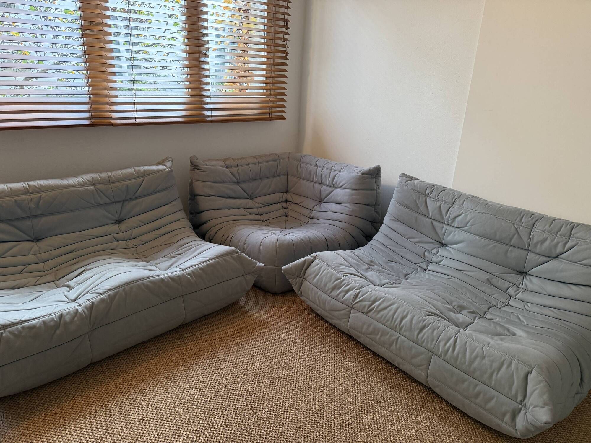 Un canapé d’angle ligne roset modèle togo2 fois 2 places + fauteuil d’angle