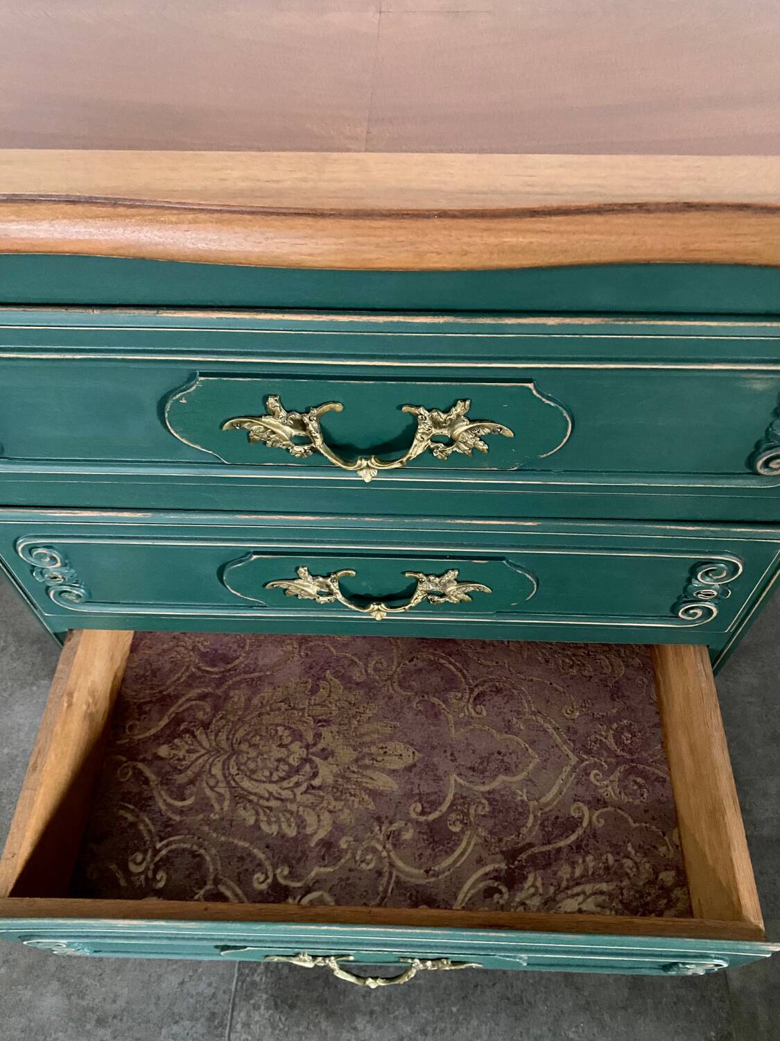 Commode bois massif relooké vert pinède patiné