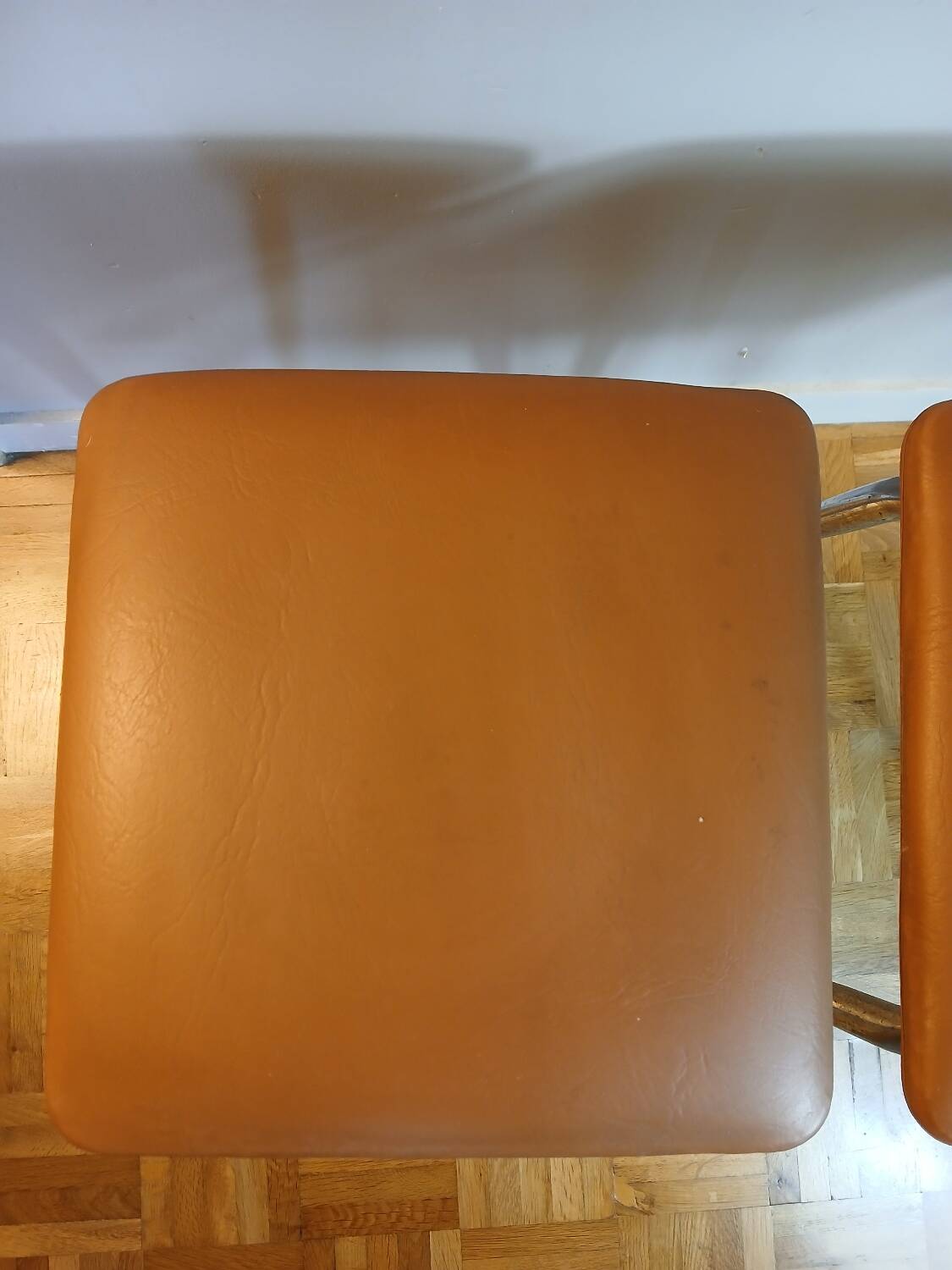 Paire de tabourets vintage LM en skaï marron