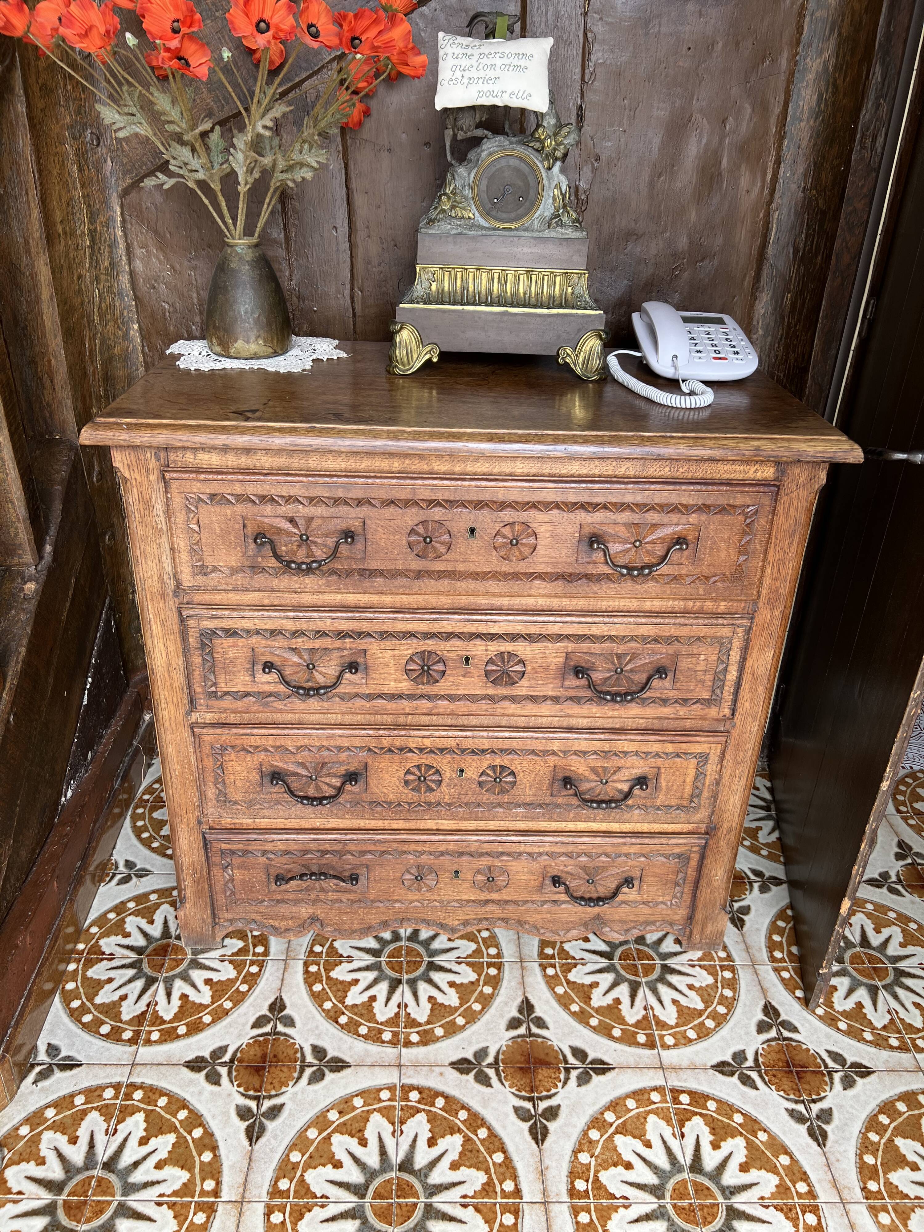 Commode en chêne de style breton 4 tiroirs
