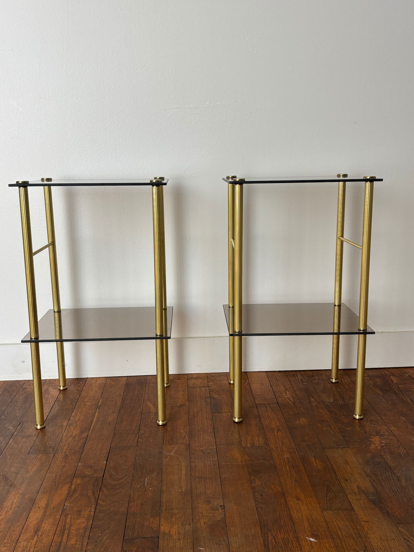 Tables d’appoint en verre et laiton
