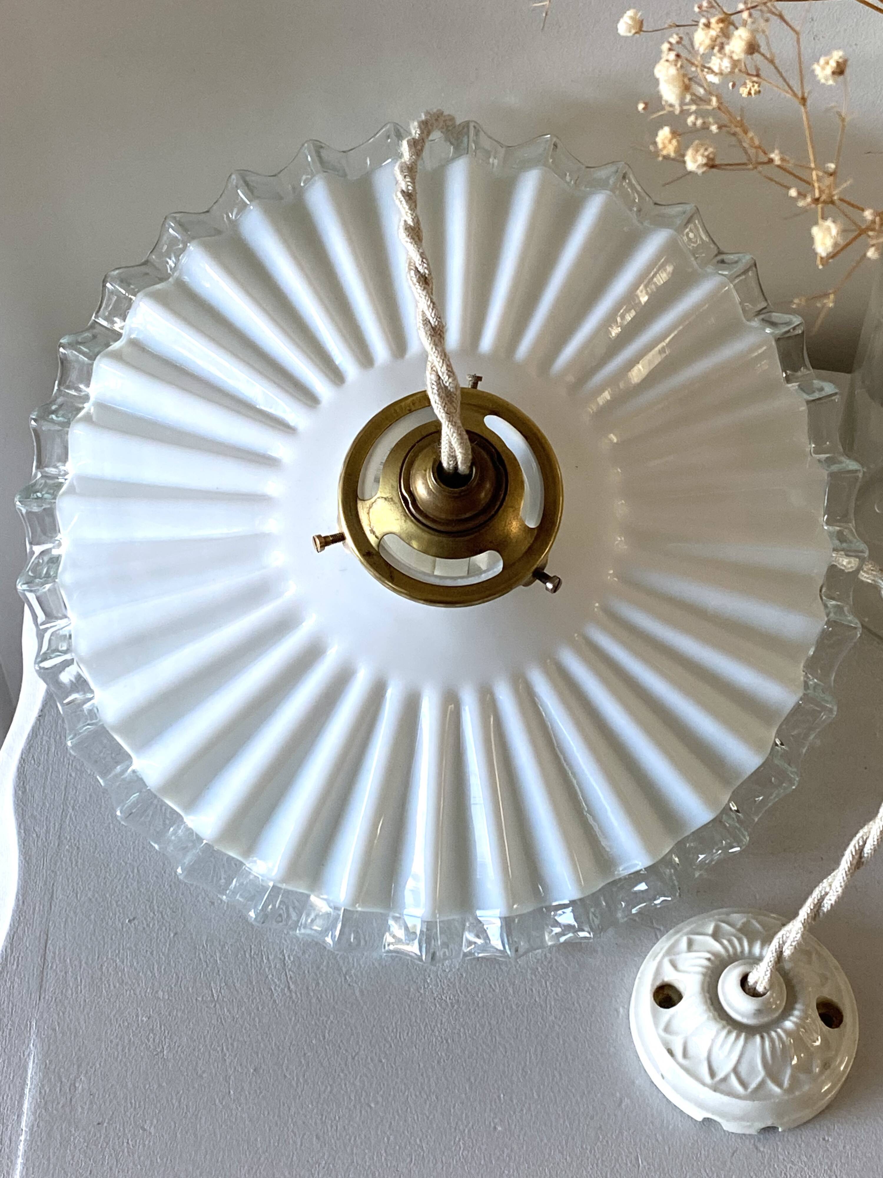 Suspension in pleated opaline