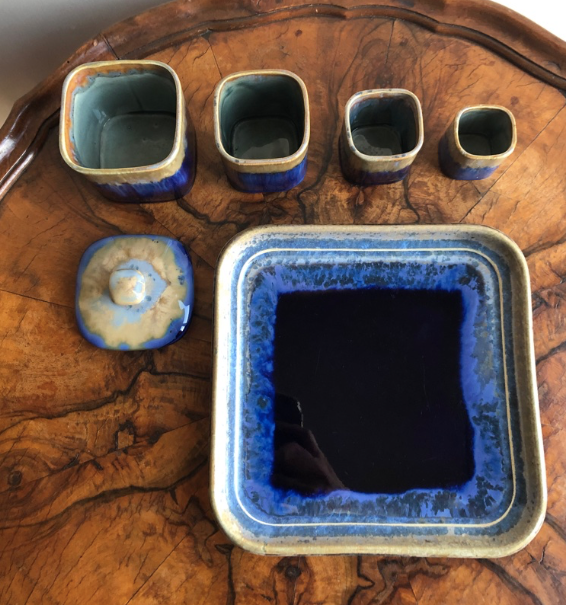 Pots et plat en céramique bleus