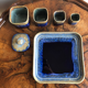 Pots et plat en céramique bleus