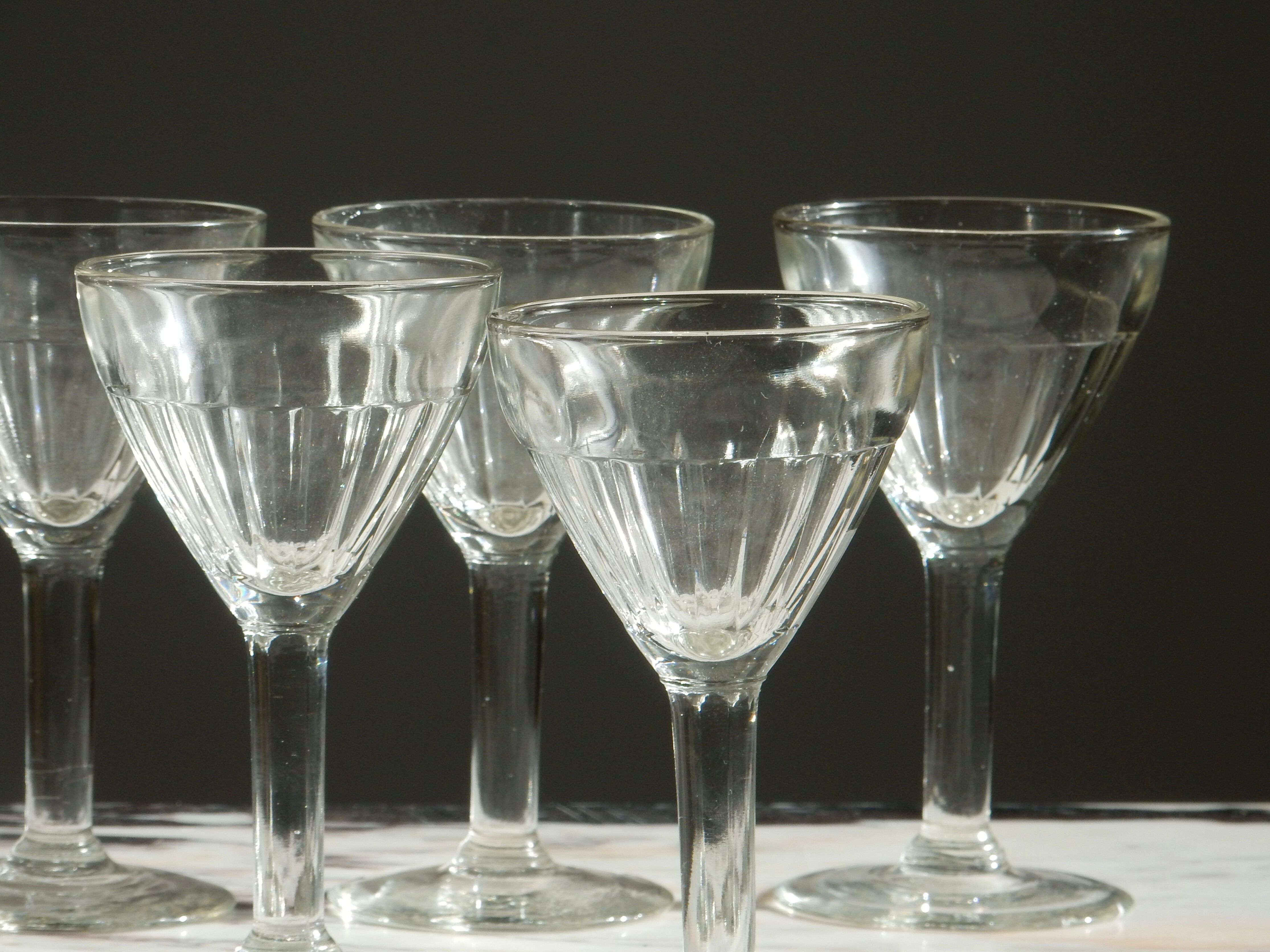 6 glasses of French bistro from the 1930s