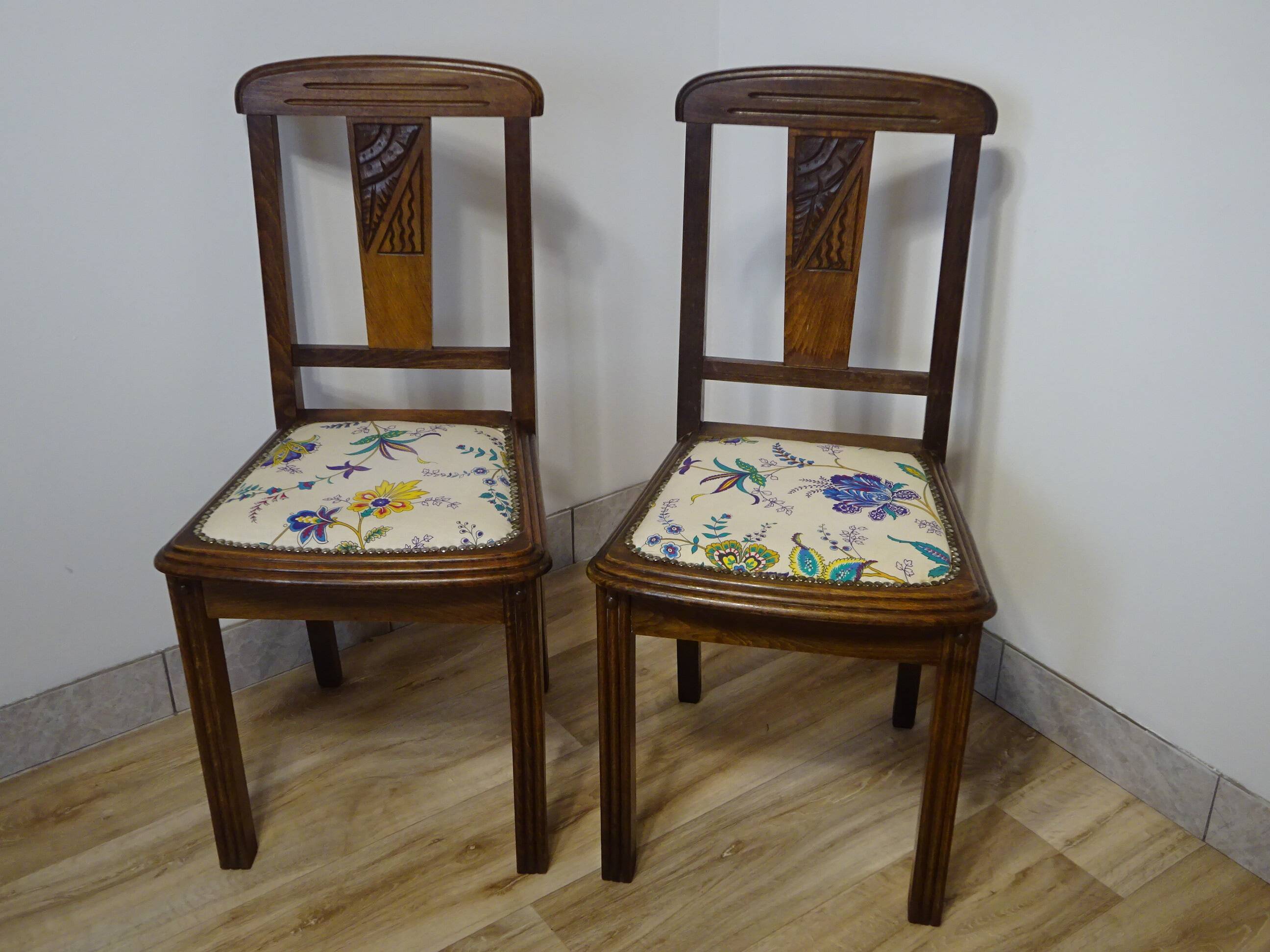 Art Deco chairs, Robur, both.