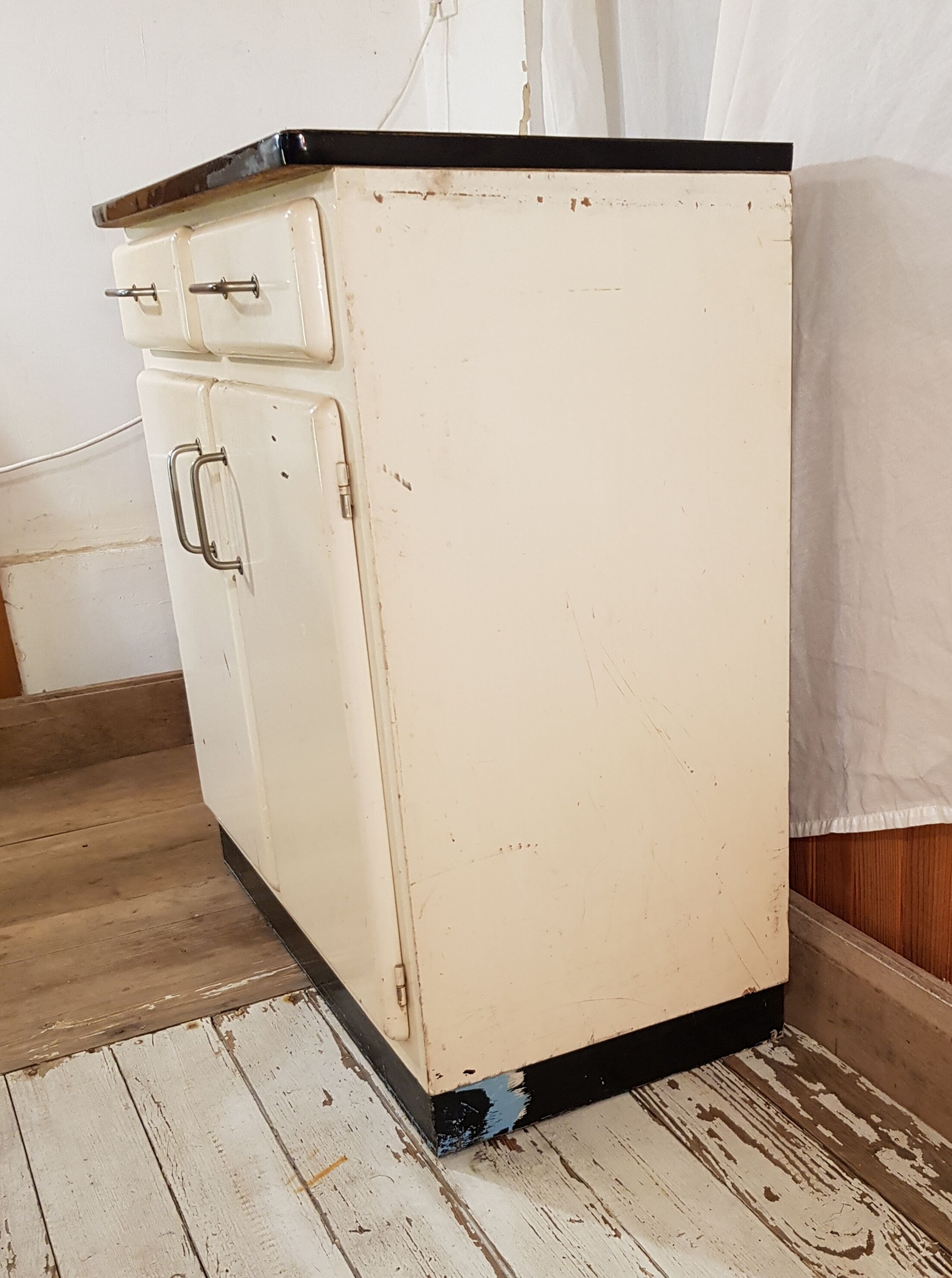 Mado buffet with yellow formica tray