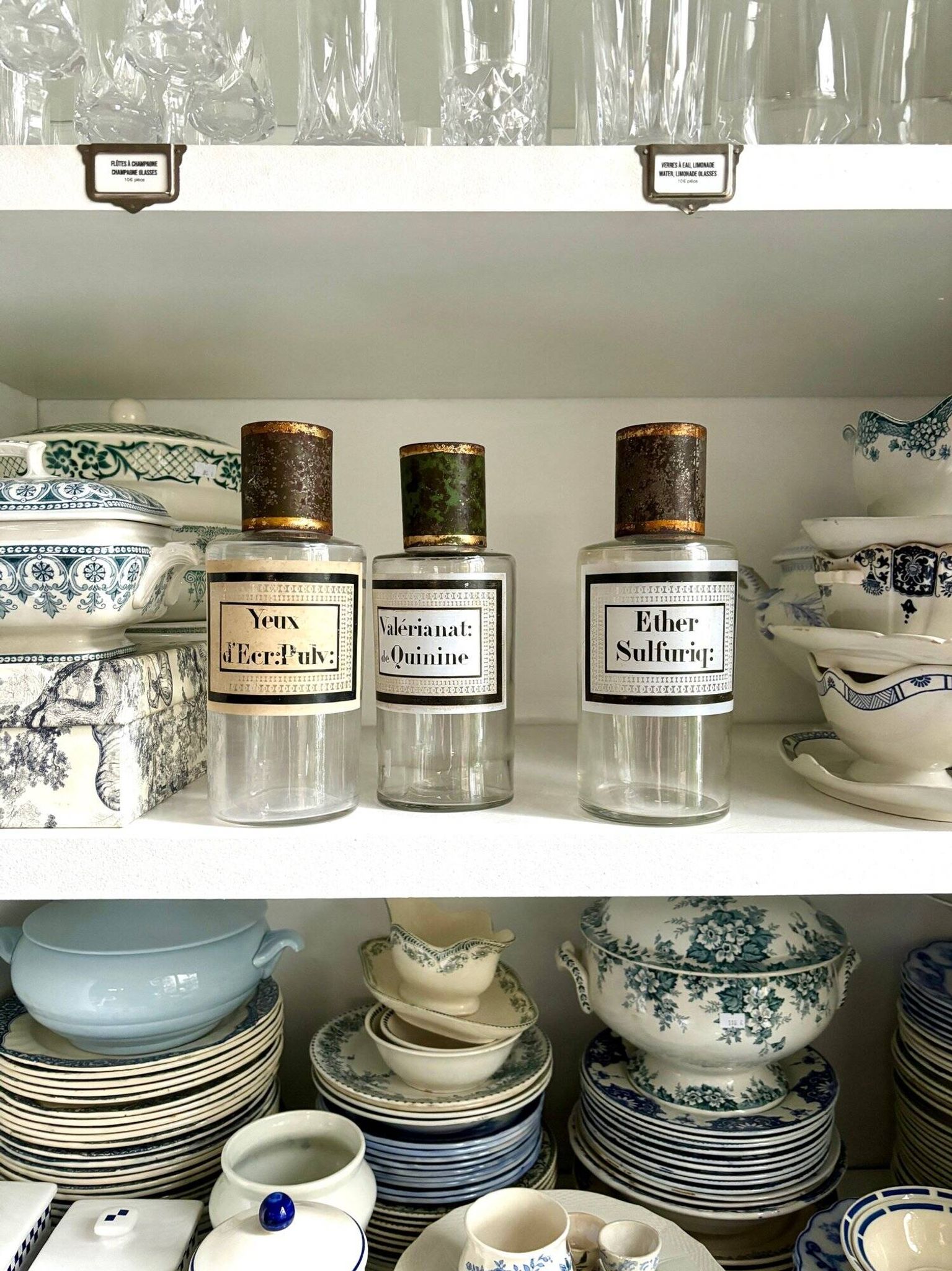 Valerianat: quinine apothecary bottle in transparent glass and metal