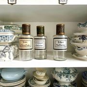 Valerianat: quinine apothecary bottle in transparent glass and metal