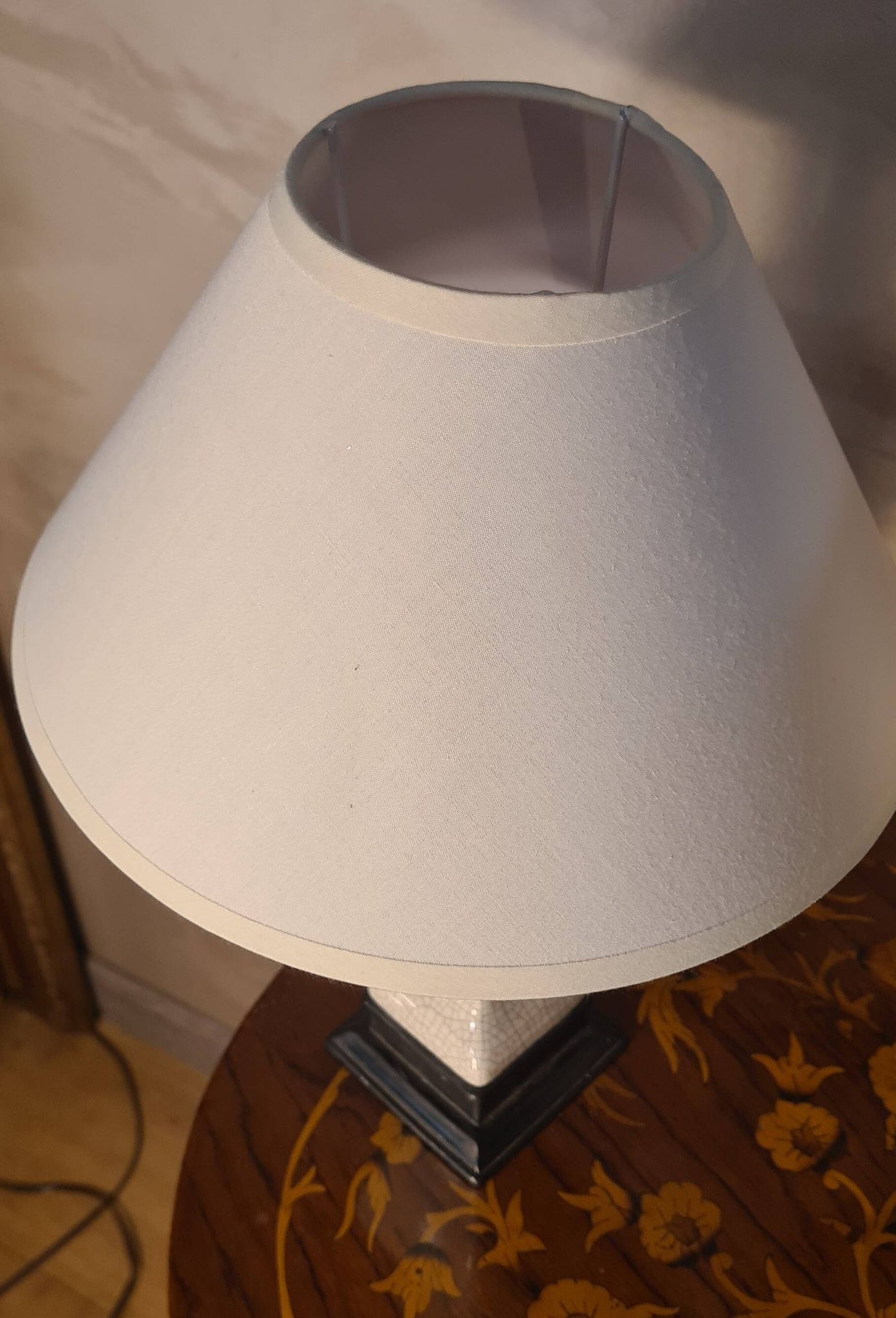 pair of cracked ceramic and wood lamps, 36x23 lampshade and electrical inter o