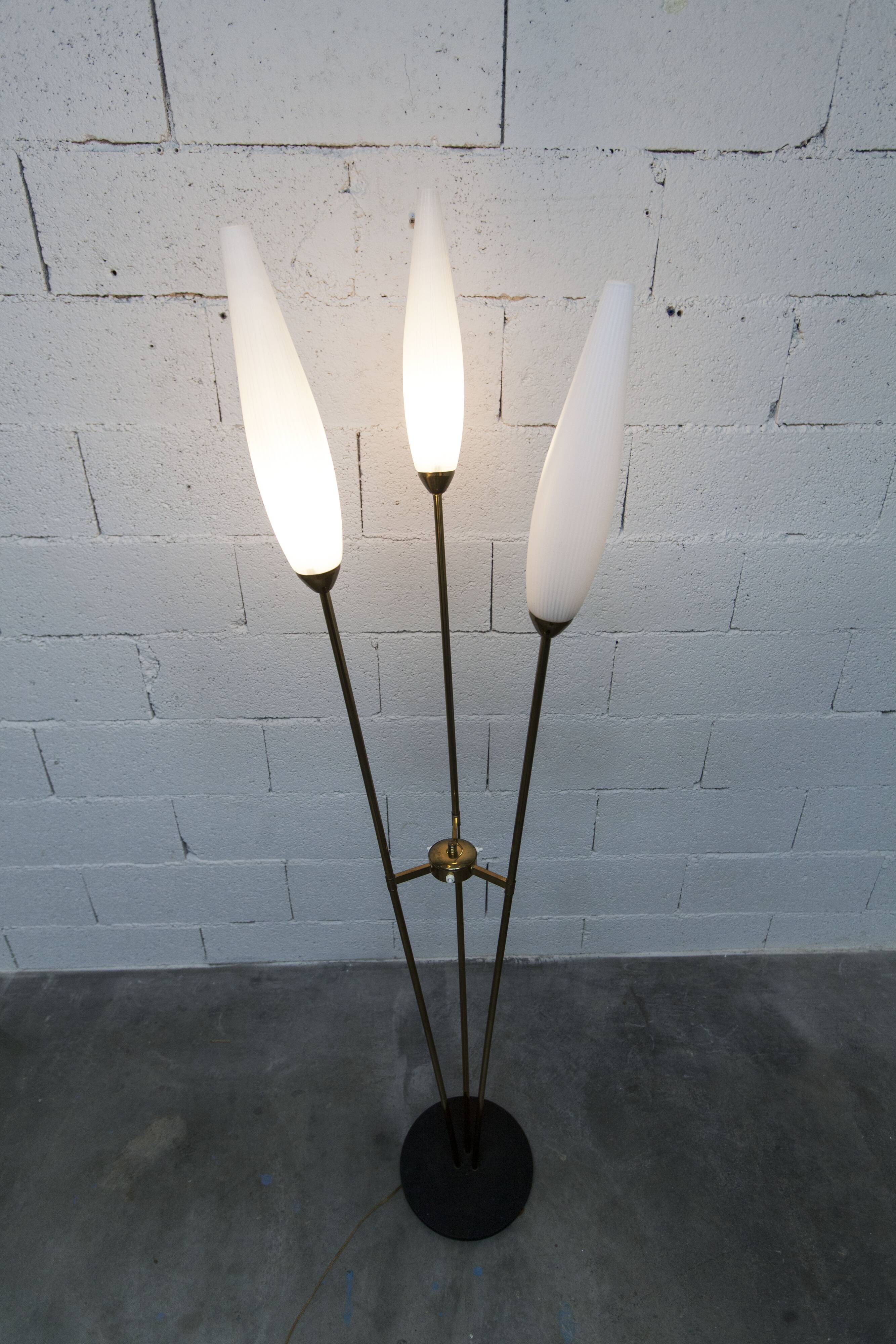 Lampadaire à 3 branches de 1960 laiton doré, fonte et opalines