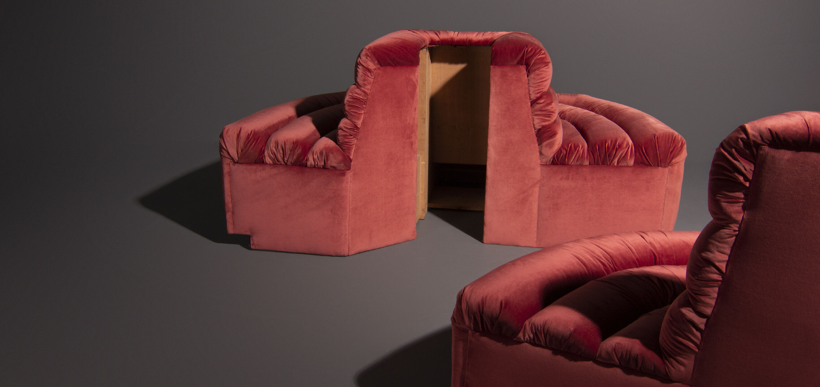 Italian design round sofa in pink velvet