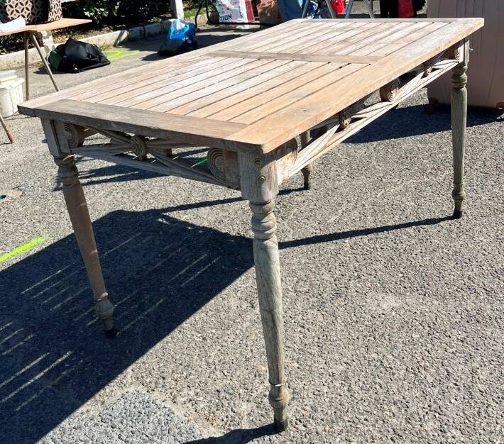 Table en teck pour terrasse et balcon