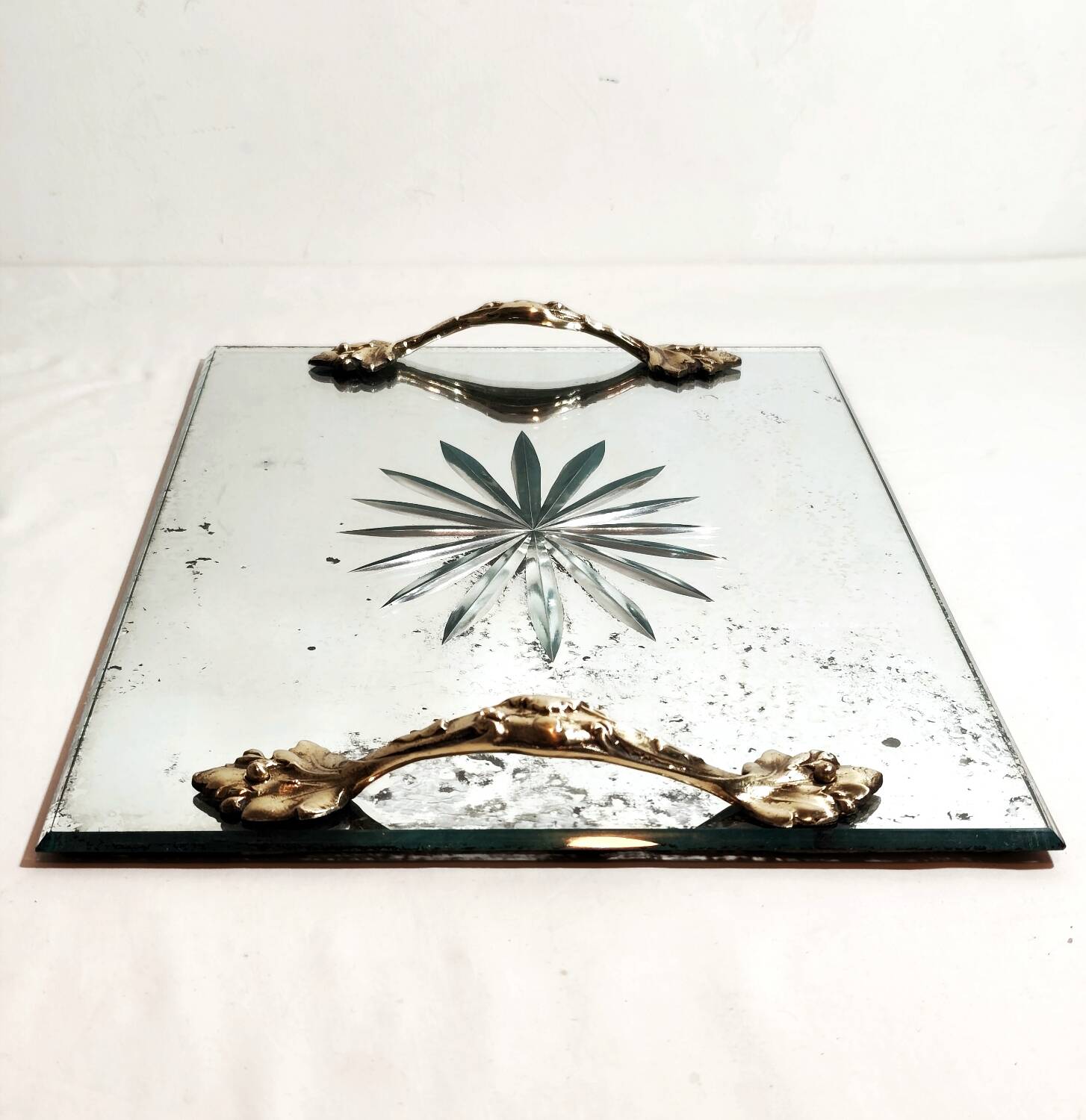 Bandeja de cristal. España, 1940s.