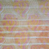 Tissu ou plaid. couvre lit ancien recyclé et assemblé usé volontairement