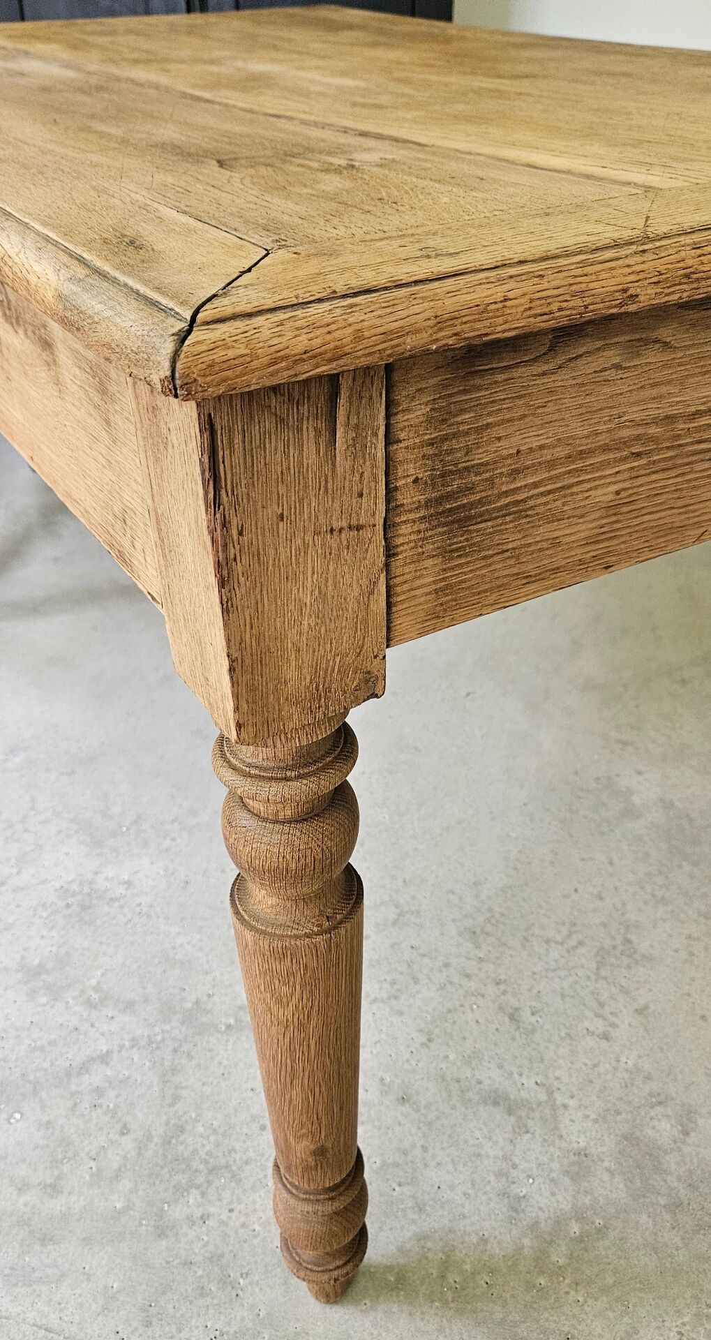 Farmhouse table, solid oak wood, raw finish, shell handles, for 6 people.