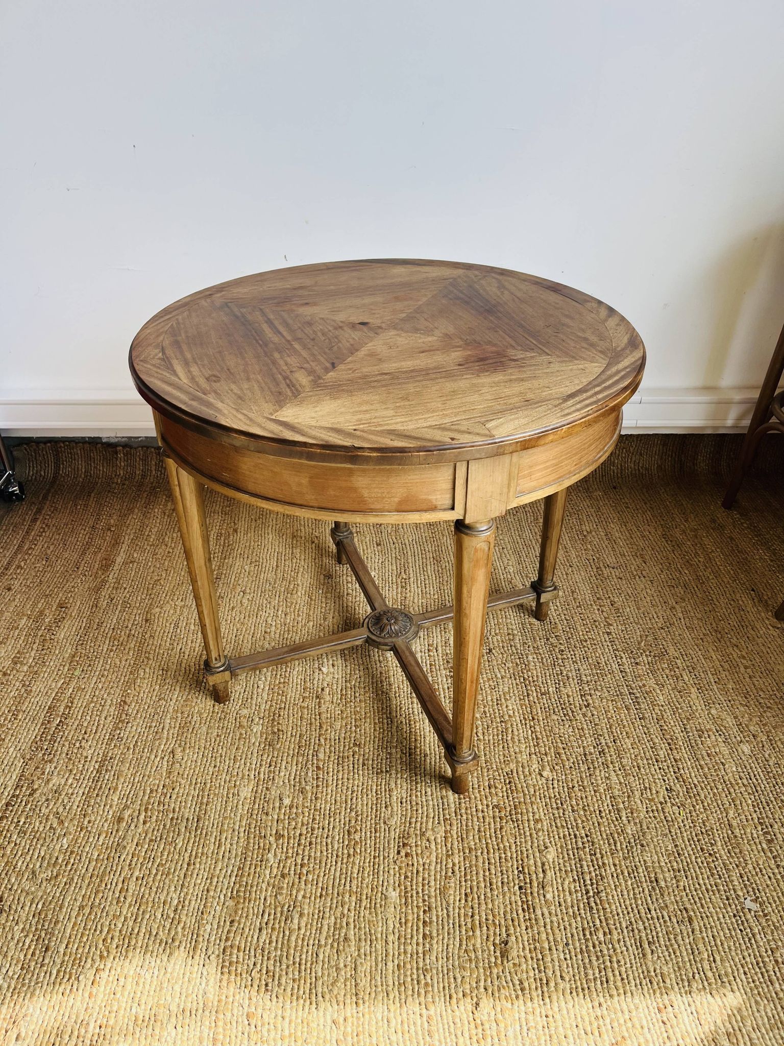 Louis XVI style round side table with fluted legs – 654011