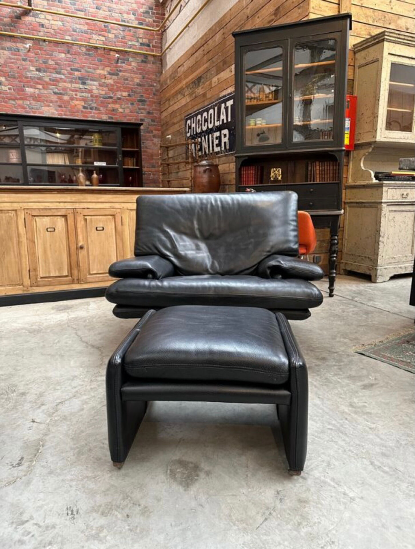 Black leather sofa – Italian design – 1980s