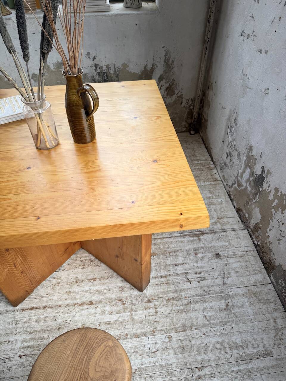 Table carrée moderniste en pin massif, années 50