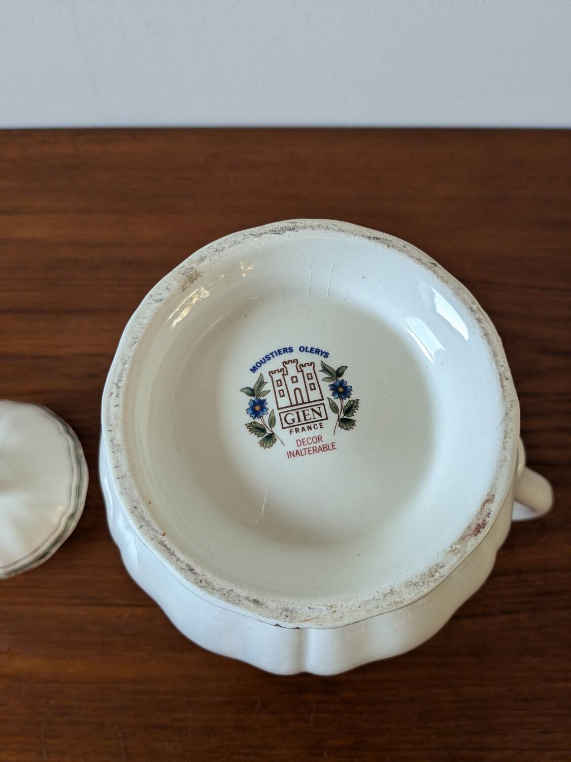 Gien earthenware coffee pot, Moustiers Olérys decor