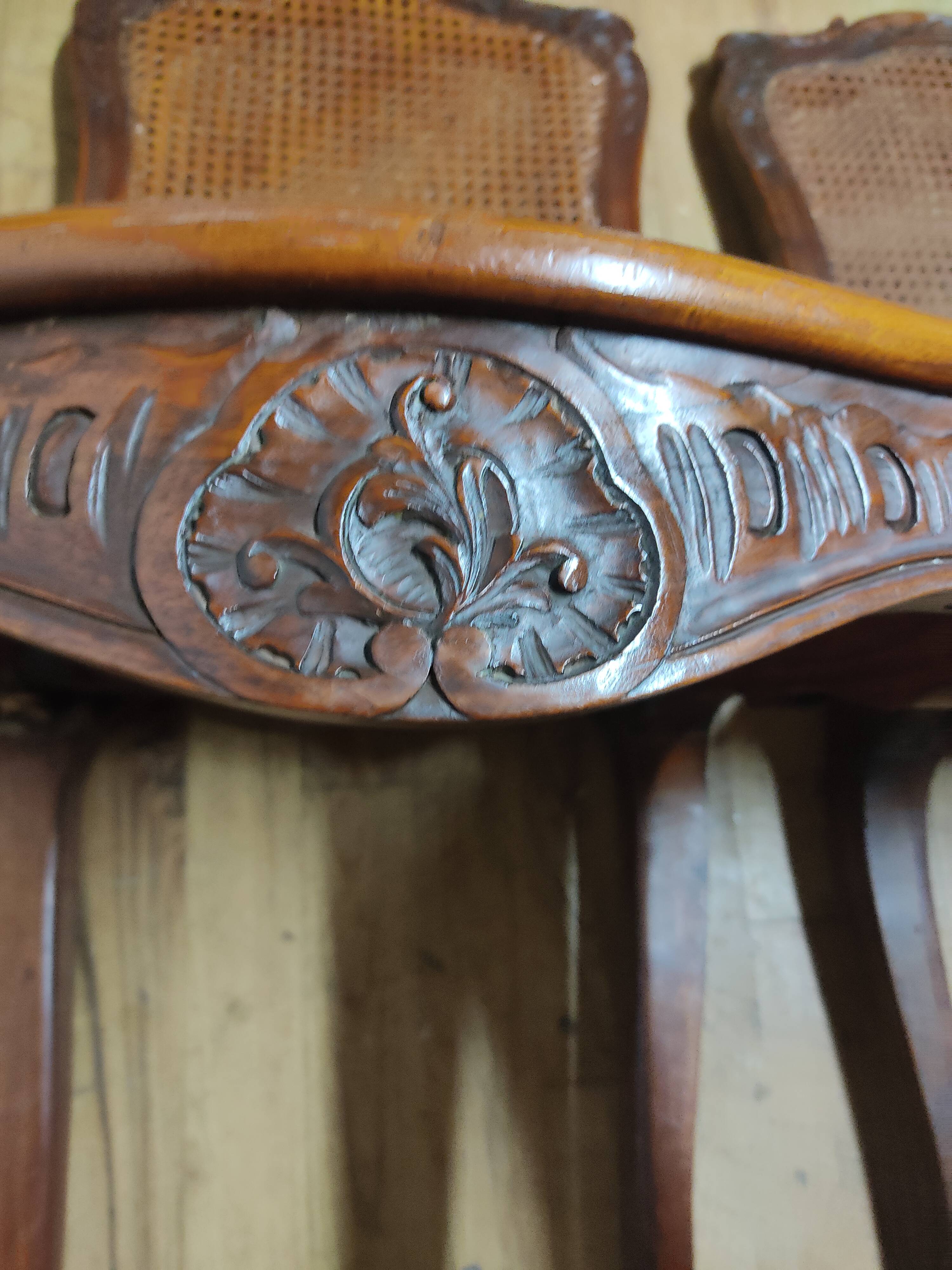 Chaises cannées noyer Louis XV