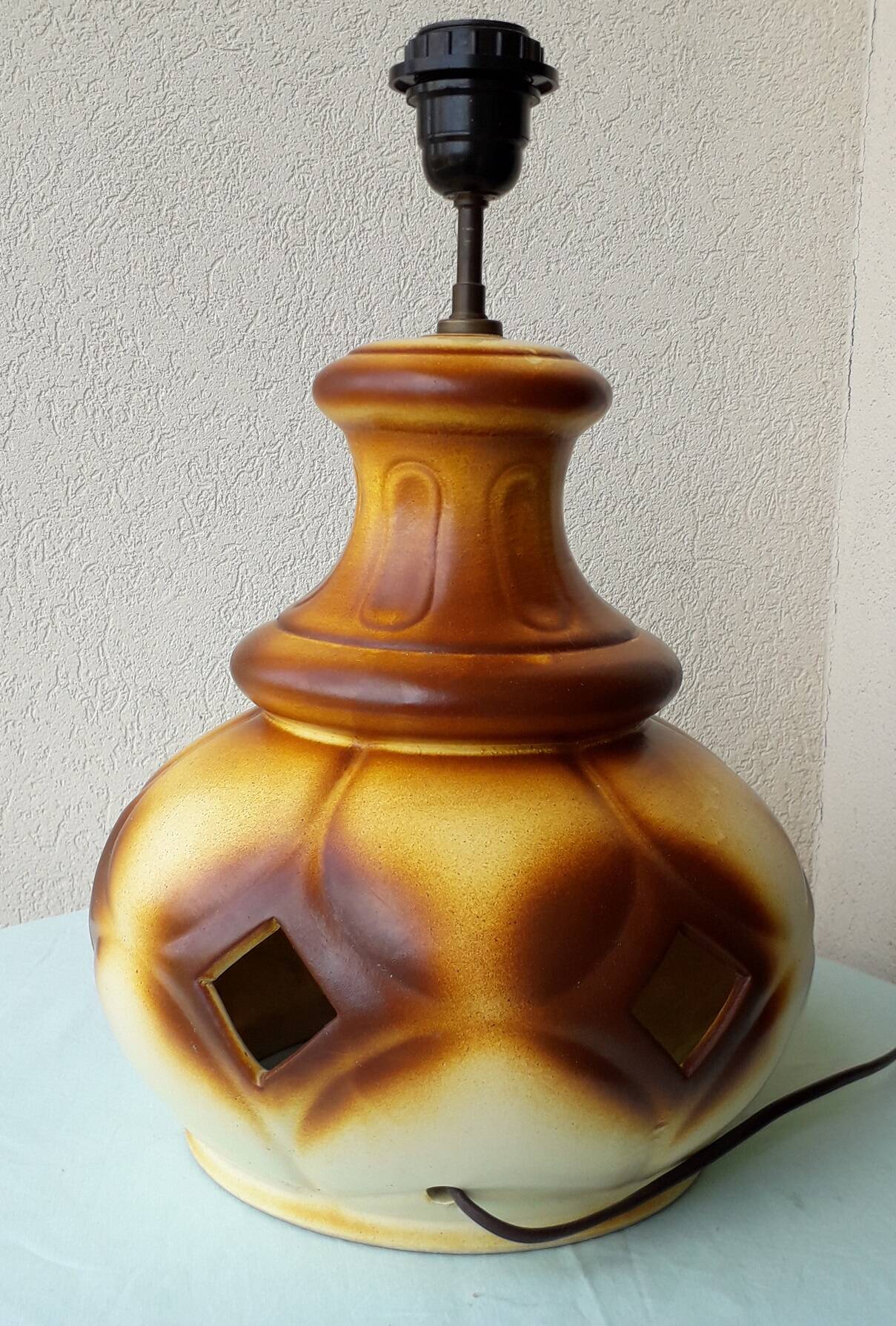 Ceramic lamp base