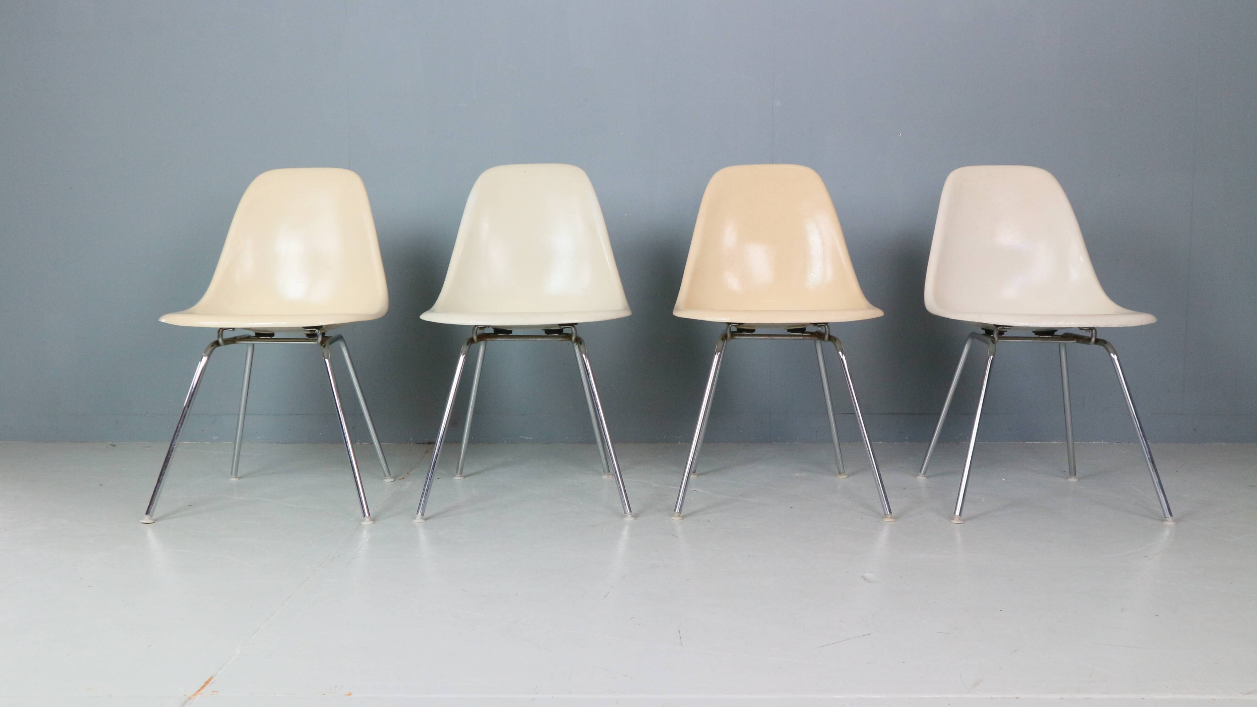 Charles & Ray Eames Set of 4 Off white "H-Base" Chairs for Herman Miller, 1960