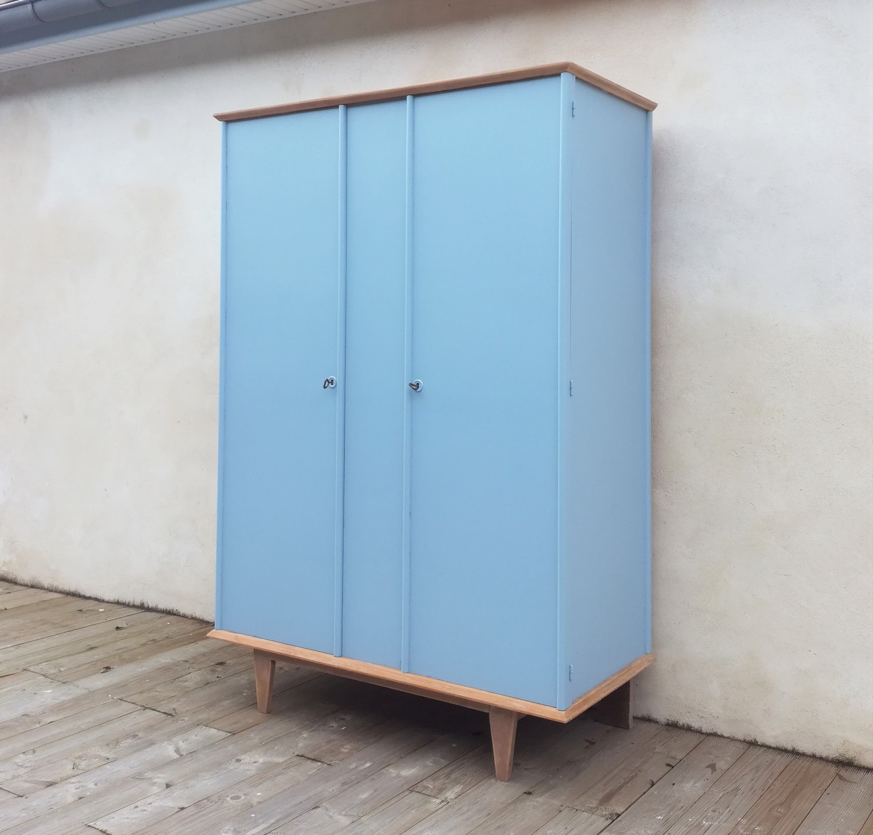Compass foot cabinet