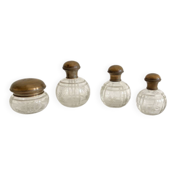 Garniture / nécessaire de toilette / Flacons en cristal ciselé, années 1920