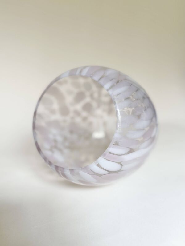 Vase en verre soufflé moucheté
