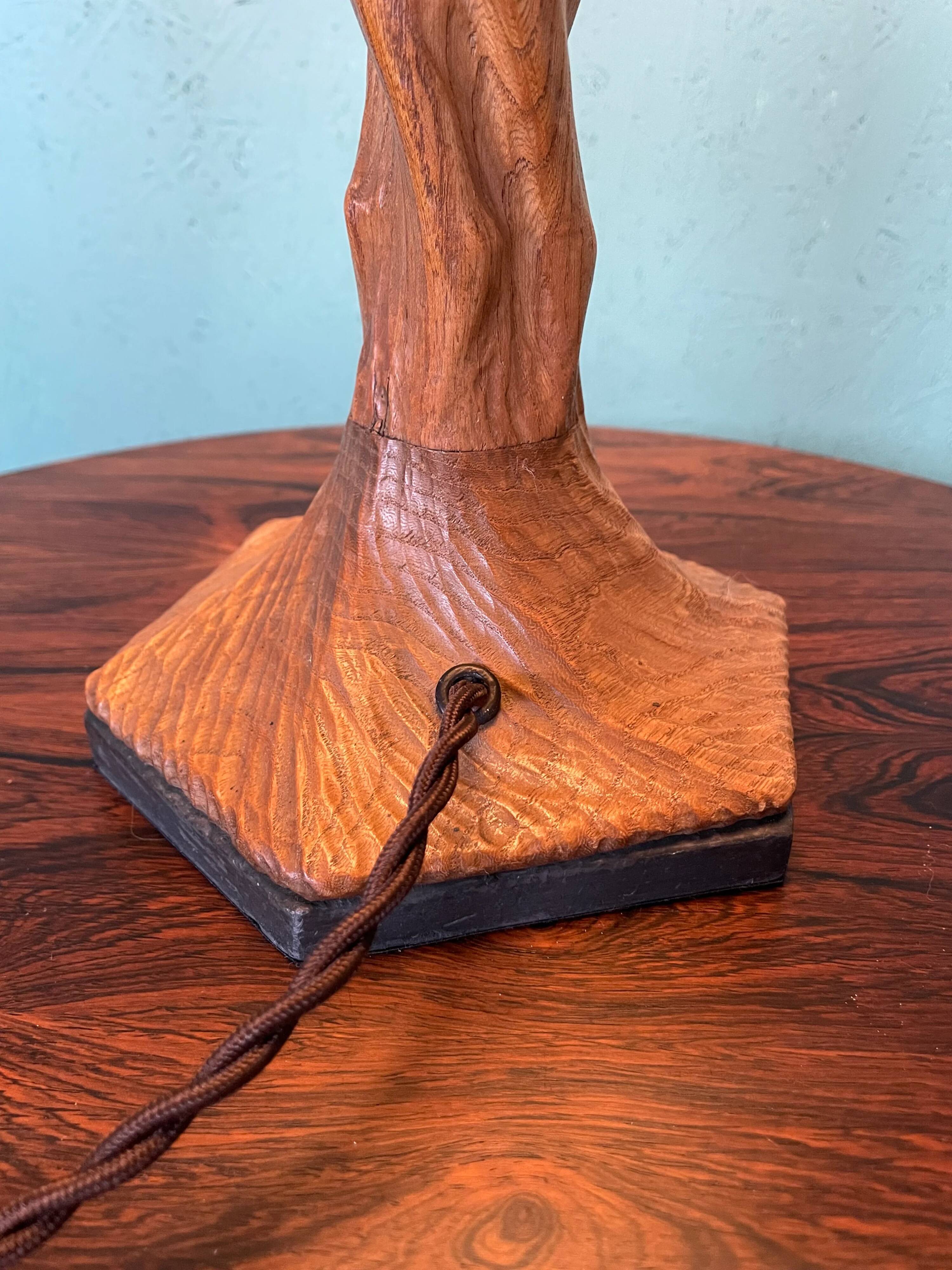 Pied de lampe de table en chêne sculpté frappante et grande (75 cm) attribuée à un sculpteur scandinave.