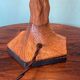 Pied de lampe de table en chêne sculpté frappante et grande (75 cm) attribuée à un sculpteur scandinave.