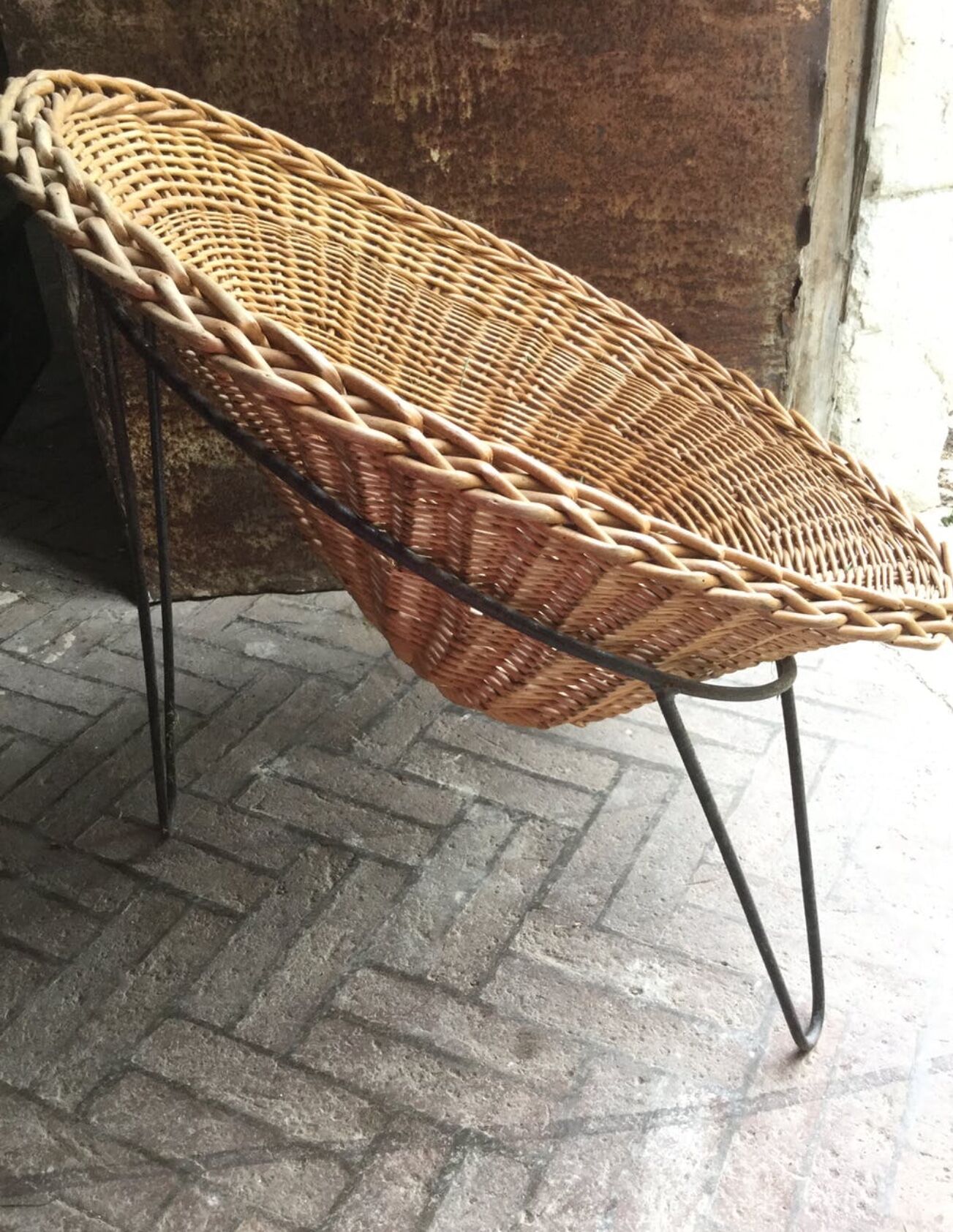 Steel-footing corolla rattan chair