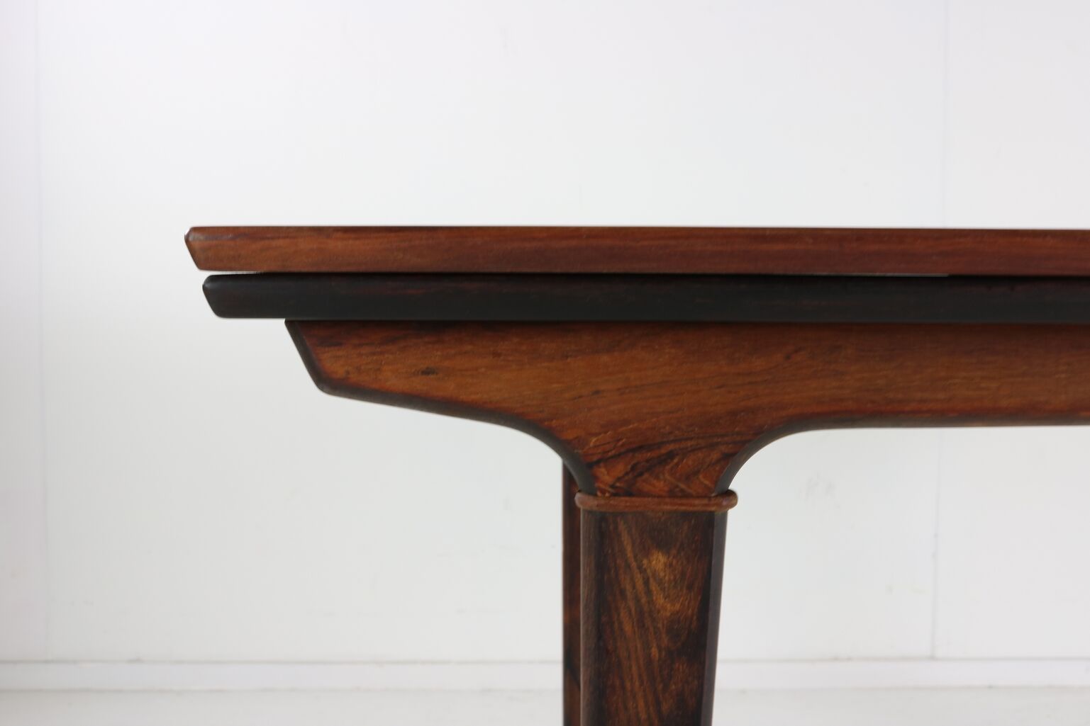 Sixties beautiful grained rosewood dining table by Denmark Sixties beautiful grained rosewood dinin