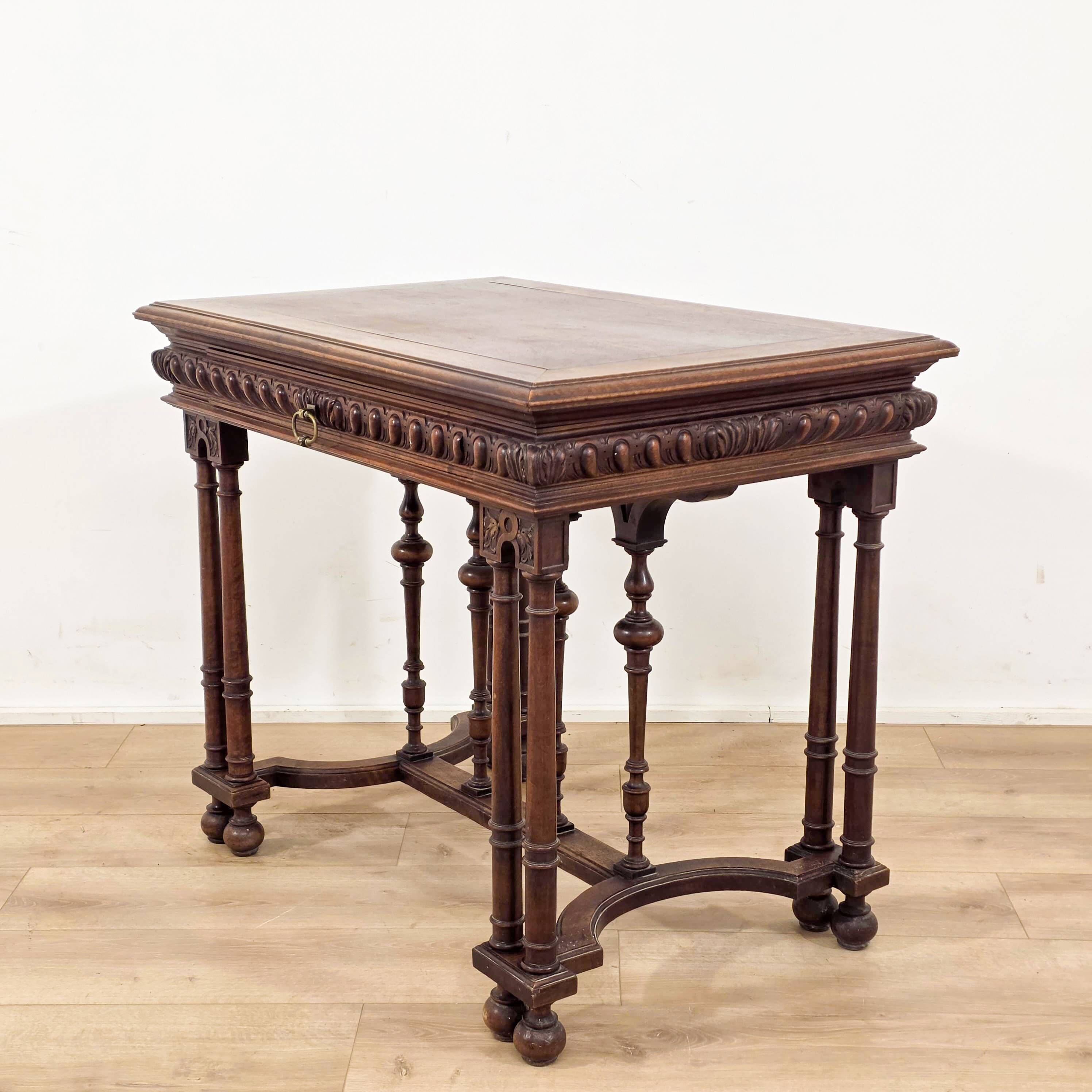 Bureau d’écrivain en noyer sculpté de style Renaissance, fin du XIXe siècle