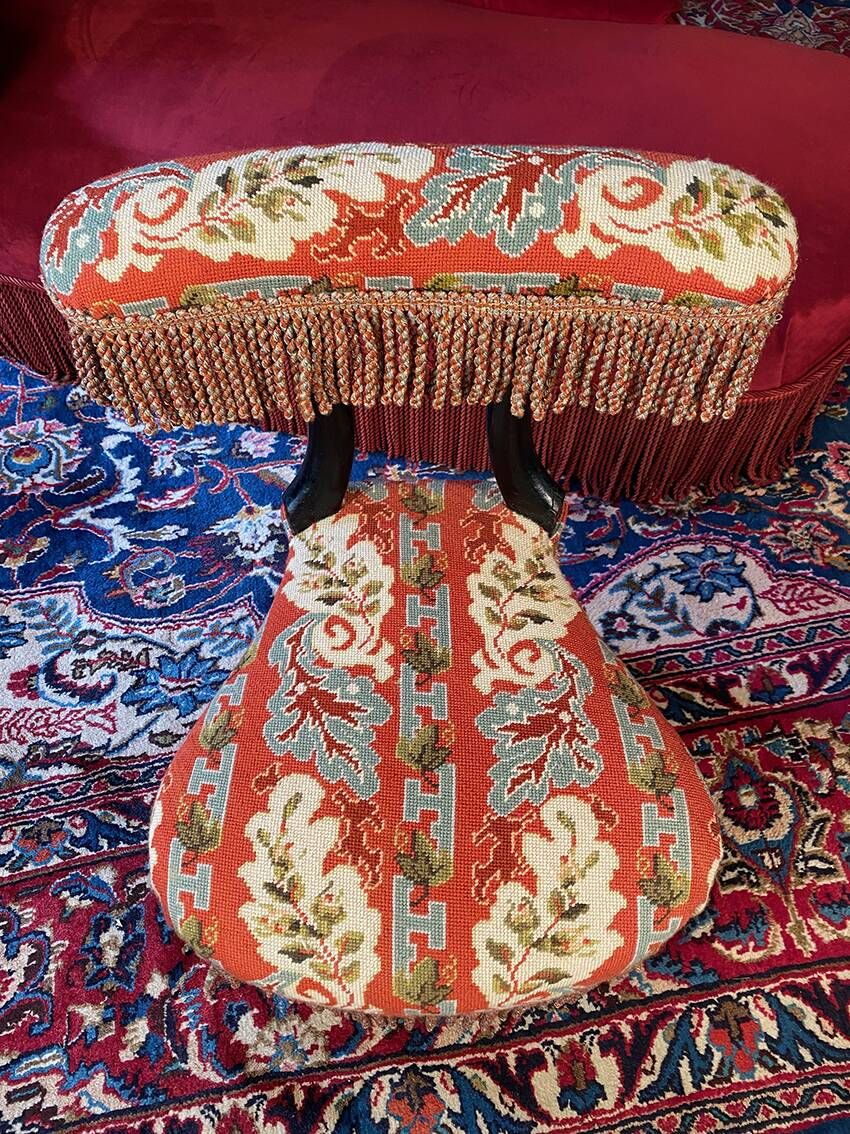 Chaise voyeuse époque Napoléon III en bois noirci, garnie d’une tapisserie