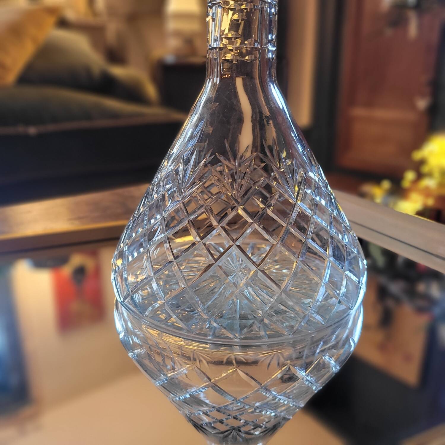 Carafe verre taillé, décor losangé & bouchon diamantaire 60's